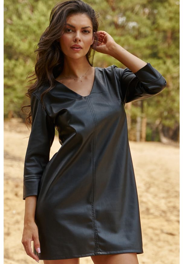 Makadamia - Czarna Wiskozowa Sukienka z Intrygującym Rozcięciem. Kolor: czarny. Materiał: wiskoza
