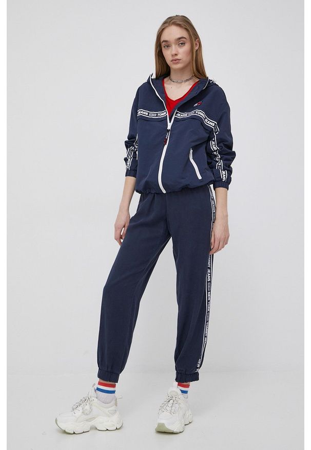 Tommy Jeans spodnie damskie kolor granatowy z nadrukiem. Kolor: niebieski. Materiał: materiał, tkanina, jedwab, lyocell. Wzór: nadruk