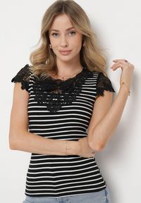 Born2be - Czarny Bawełniany T-shirt w Paski z Koronkowymi Wstawkami Idamarie. Kolor: czarny. Materiał: bawełna, koronka. Wzór: paski. Sezon: lato