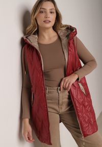 Born2be - Czerwona Pikowana Kamizelka o Długim Kroju z Nieodpinanym Kapturem w Romby Dephice. Okazja: na co dzień. Typ kołnierza: kaptur. Kolor: czerwony. Materiał: jeans, materiał. Długość: długie. Styl: casual, elegancki #4