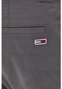 Tommy Jeans Spodnie męskie kolor szary w fasonie chinos. Kolor: szary. Materiał: materiał, bawełna, tkanina. Wzór: gładki