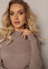 Renee - Ciemnobeżowy Klasyczny Golf z Prążkowanego Materiału Belikorre. Okazja: na co dzień. Typ kołnierza: golf. Kolor: beżowy. Materiał: materiał, prążkowany. Styl: klasyczny