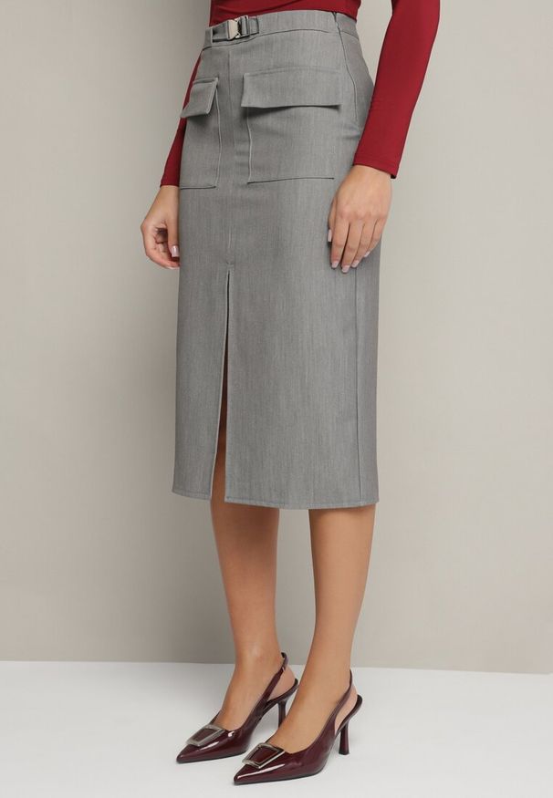 Born2be - Szara Ołówkowa Spódnica z Wiskozą Ozdobiona Kieszeniami z Klapami Attenelle. Okazja: na co dzień, do pracy, na spotkanie biznesowe. Kolor: szary. Materiał: wiskoza. Wzór: aplikacja. Styl: casual, biznesowy, elegancki