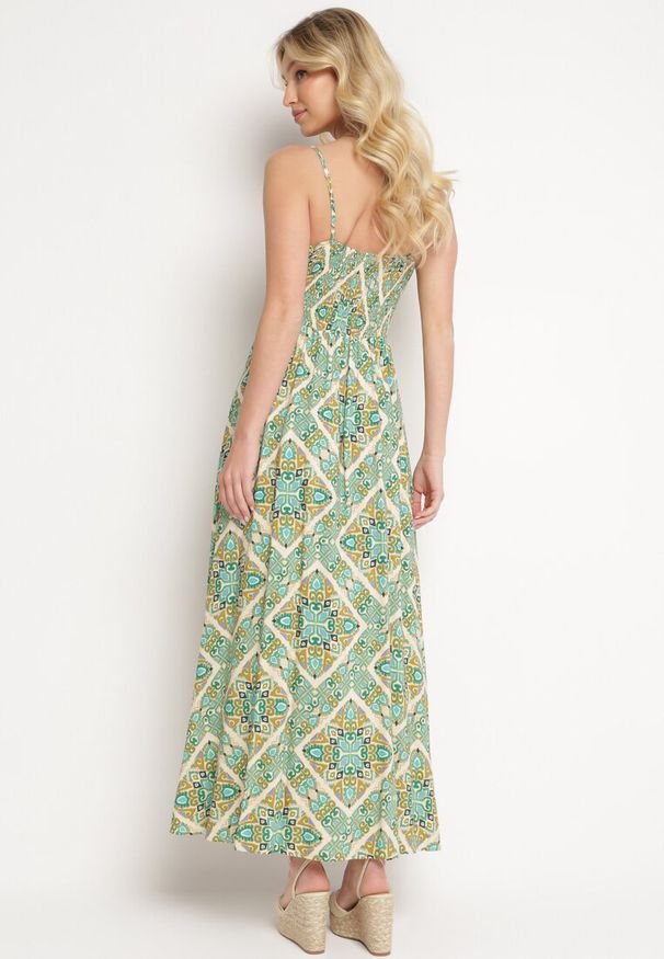 Born2be - Zielona Wiskozowa Sukienka na Regulowanych Ramiączkach z Gumkami w Pasie Ysilla. Okazja: na co dzień. Typ kołnierza: dekolt w kształcie V. Kolor: zielony. Materiał: wiskoza. Długość rękawa: na ramiączkach. Sezon: lato. Styl: casual, klasyczny