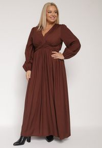 Born2be - Brązowa Rozkloszowana Sukienka z Marszczeniem i Gumką w Pasie Fedorna. Okazja: na co dzień. Kolekcja: plus size. Kolor: brązowy. Typ sukienki: dla puszystych. Styl: casual, elegancki #1