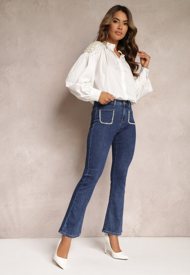 Renee - Niebieskie Jeansy Dzwony Ozdobione Perełkami Samen. Okazja: na co dzień. Kolor: niebieski. Wzór: aplikacja. Styl: klasyczny, casual, elegancki