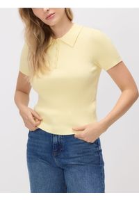 Reserved - T-shirt z kołnierzykiem - jasnożółty. Kolor: żółty. Materiał: dzianina, wiskoza