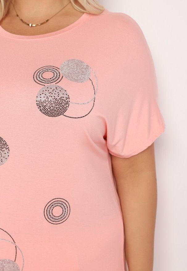 Born2be - Jasnoróżowy T-shirt z Bawełny Wykończony Cyrkoniami Krissianne. Okazja: do pracy, na co dzień. Kolor: różowy. Materiał: bawełna. Wzór: aplikacja, geometria. Styl: elegancki, casual