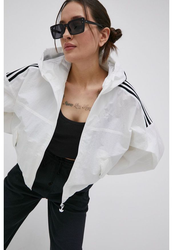 adidas Originals kurtka Adicolor damska kolor biały przejściowa oversize. Typ kołnierza: kaptur. Kolor: biały. Materiał: poliester, poliamid