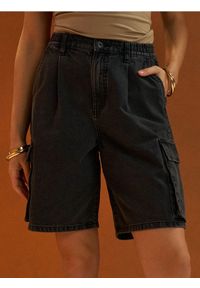Sinsay - Jeansowe bermudy cargo - czarny. Kolor: czarny. Materiał: jeans