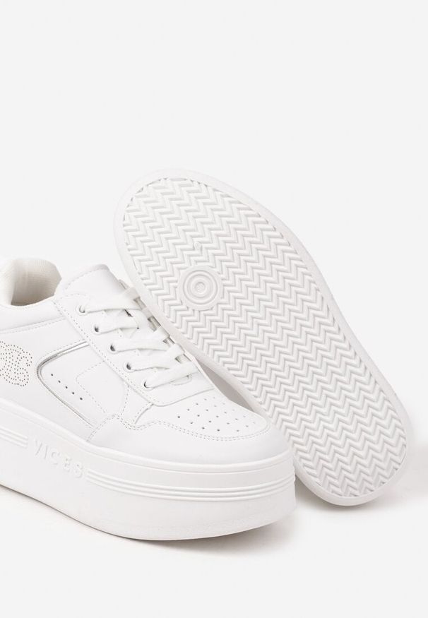 Renee - Biało-Srebrne Sneakersy Vices na Platformie Ozdobione Metalicznymi Aplikacjami Nelanil. Okazja: na co dzień, na spotkanie biznesowe, do pracy. Kolor: biały. Materiał: jeans. Wzór: aplikacja. Obcas: na platformie. Wysokość obcasa: średni