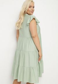 Born2be - Jasnozielona Sukienka o Rozkloszowanym Kroju z Dekoltem w Serek Meverina. Okazja: na co dzień. Typ kołnierza: dekolt w serek. Kolor: zielony. Długość rękawa: krótki rękaw. Wzór: aplikacja. Typ sukienki: proste, rozkloszowane. Styl: casual, elegancki #7