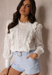 Renee - Biała Koronkowa Bluzka z Falbankami i Metaliczną Nitką Otha. Typ kołnierza: kołnierz z falbankami. Kolor: biały. Materiał: koronka. Długość: długie. Wzór: aplikacja #1