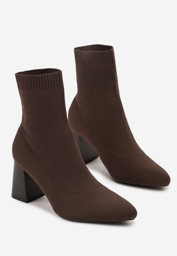 Renee - Brązowe Botki Vices na Słupku ze Skarpetową Cholewką Adanelle. Okazja: na co dzień. Kolor: brązowy. Szerokość cholewki: normalna. Obcas: na słupku. Styl: casual, elegancki. Wysokość obcasa: średni