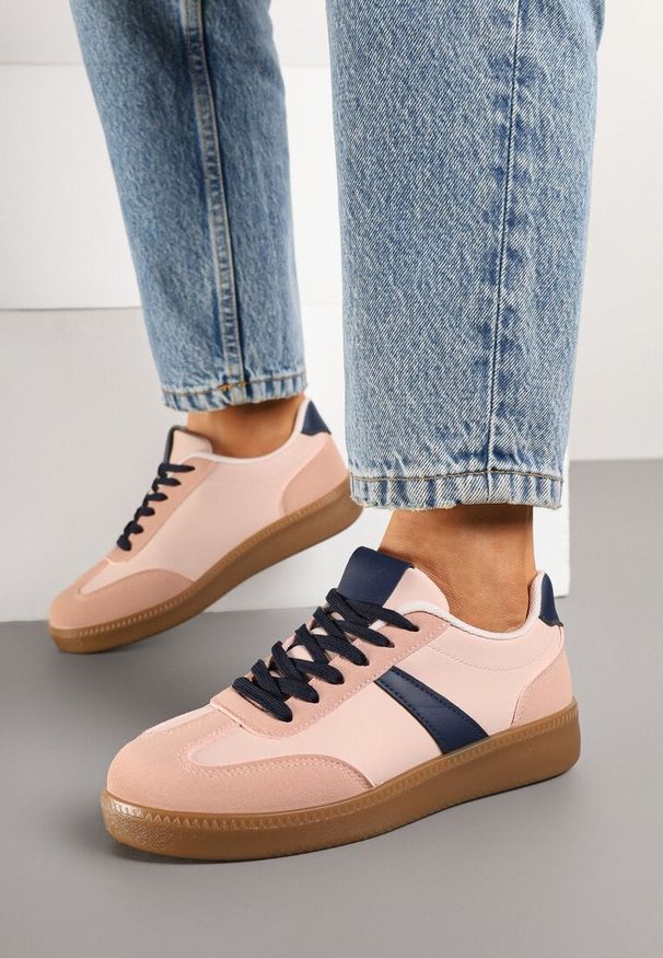 Born2be - Różowo-Granatowe Sneakersy w Stylu Tenisówek Ozdobione Paskiem Elhanis. Okazja: na co dzień. Nosek buta: okrągły. Zapięcie: pasek. Kolor: różowy. Materiał: jeans. Wzór: aplikacja
