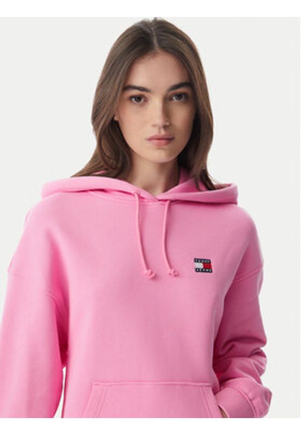 Tommy Jeans Bluza Badge DW0DW19414 Różowy jasny Boxy Fit. Kolor: różowy. Materiał: bawełna