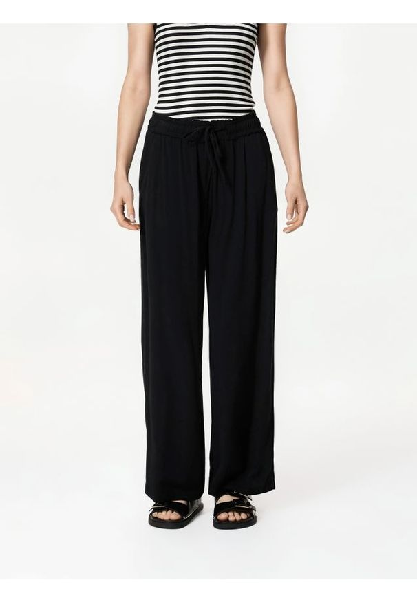 Reserved - Szerokie spodnie z wiskozy - czarny. Kolor: czarny. Materiał: wiskoza