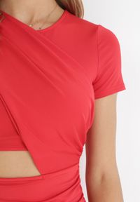 Born2be - Czerwona Sukienka Dopasowana z Marszczeniem i Wycięciem Laciann. Kolor: czerwony. Wzór: aplikacja. Styl: elegancki #3