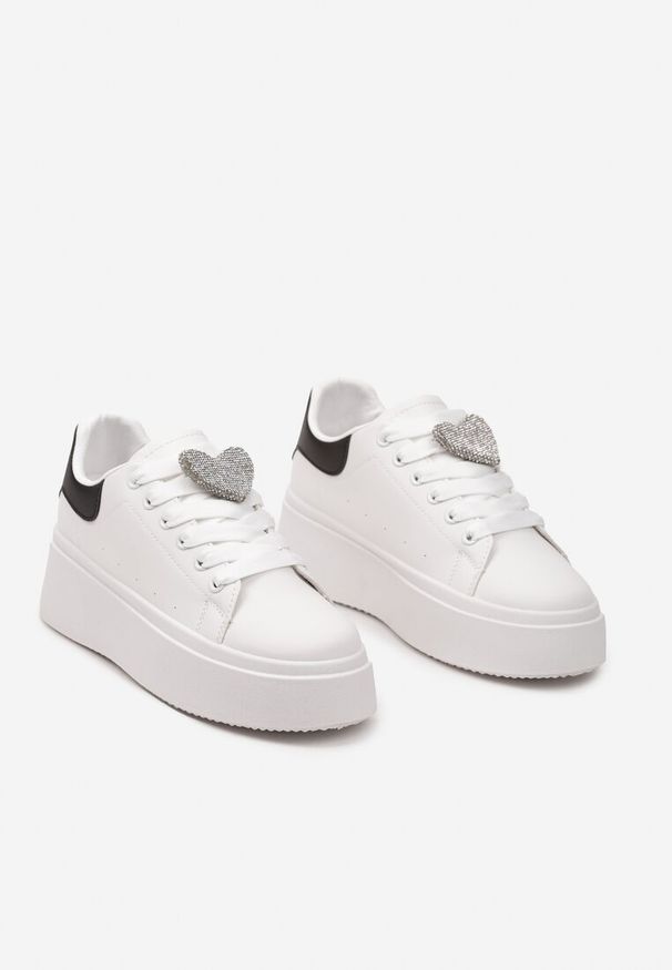 Renee - Biało-Czarne Wiązane Casualowe Sneakersy na Platformie z Cyrkoniami i Metalową Aplikacją Illita. Okazja: na co dzień. Nosek buta: okrągły. Kolor: biały. Materiał: materiał. Wzór: aplikacja. Obcas: na platformie. Wysokość obcasa: niski