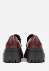 Renee - Bordowe Mokasyny na Platformie Ozdobione Klamrą Kikilla. Okazja: na co dzień, do pracy, na spotkanie biznesowe. Zapięcie: klamry. Kolor: czerwony. Wzór: aplikacja. Obcas: na platformie. Styl: biznesowy, casual, elegancki #7