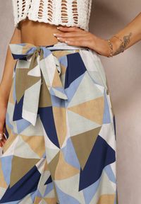 Renee - Niebieskie Spodnie Thaelene. Okazja: na co dzień. Kolor: niebieski. Materiał: materiał. Długość: długie. Wzór: aplikacja, kolorowy. Styl: casual #3