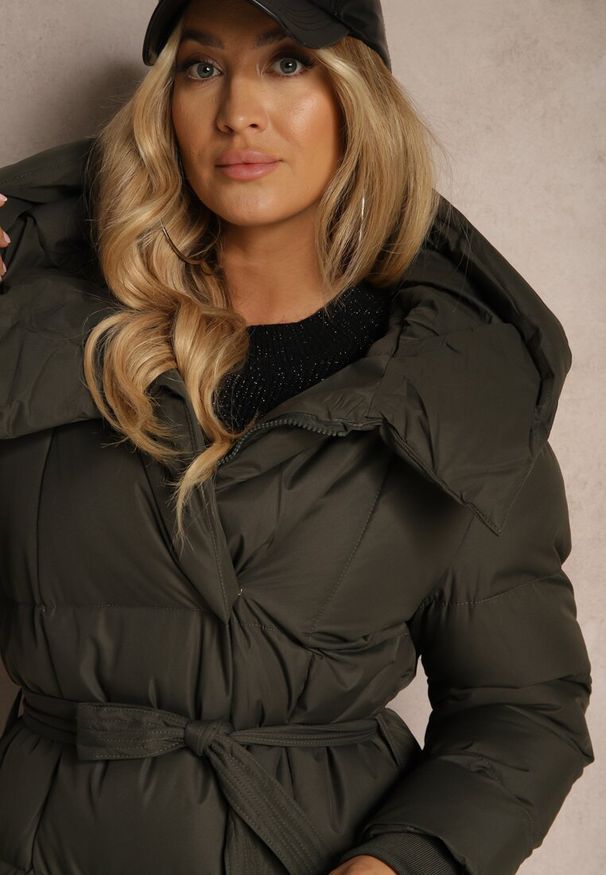 Renee - Ciemnozielona Długa Kurtka z Pikowanymi Przeszyciami Kapturem i Wiązanym Paskiem Zalirra. Okazja: na co dzień. Kolor: zielony. Materiał: dzianina, jeans. Długość: długie. Styl: casual, elegancki