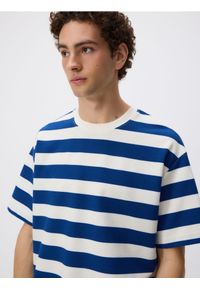 Reserved - T-shirt boxy w paski - złamana biel. Materiał: bawełna, dzianina. Wzór: paski #1