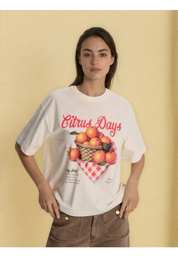 Sinsay - Bawełniana koszulka z nadrukiem pomarańczy - kremowy. Kolor: kremowy. Materiał: bawełna. Wzór: nadruk