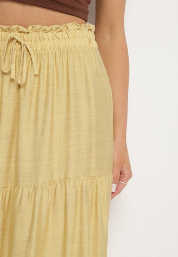 Born2be - Żółta Wiskozowa Spódnica o Rozkloszowanym Kroju z Wiązaniem Elliriele. Okazja: na co dzień. Kolor: żółty. Materiał: wiskoza. Styl: elegancki, casual