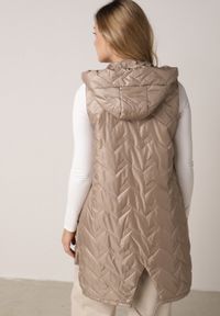 Born2be - Brązowa Przejściowa Kamizelka Pikowana o Długim Kroju z Kapturem i Naszywką Harmaste. Okazja: na co dzień. Typ kołnierza: kaptur. Kolor: brązowy. Materiał: jeans. Długość: długie. Wzór: aplikacja. Styl: casual #6