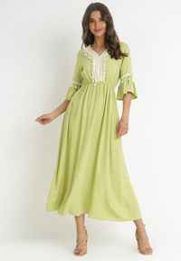 Born2be - Jasnozielona Wiskozowa Sukienka Maxi z Ozdobnym Dekoltem i Gumką w Pasie Latava. Okazja: na co dzień. Kolor: zielony. Materiał: wiskoza. Styl: casual. Długość: maxi #1