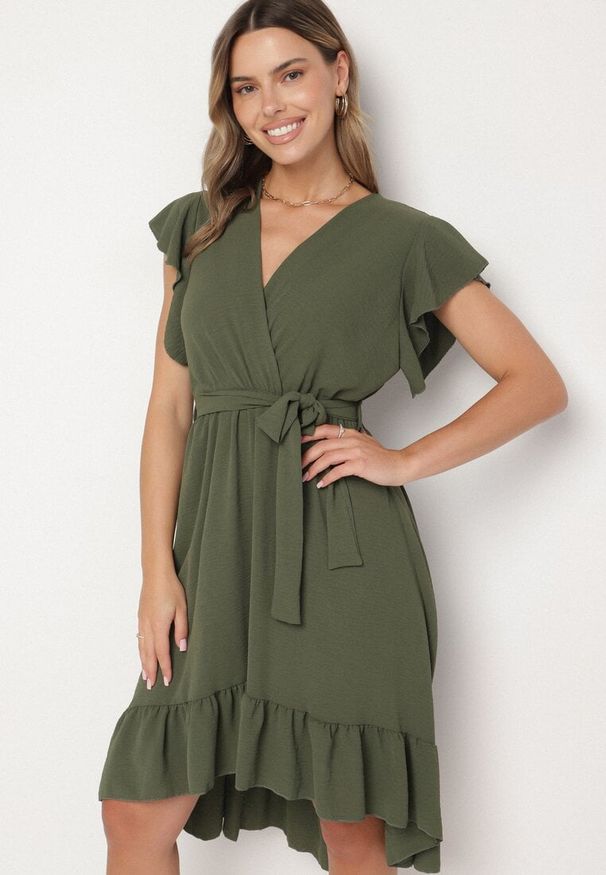 Born2be - Ciemnozielona Rozkloszowana Sukienka Ozdobiona Falbanką i Paskiem Natiellea. Okazja: na co dzień. Typ kołnierza: kołnierz z falbankami. Kolor: zielony. Wzór: aplikacja. Styl: casual