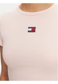 Tommy Jeans T-Shirt Badge DW0DW17881 Różowy Slim Fit. Kolor: różowy. Materiał: bawełna #4