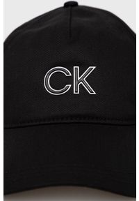 Calvin Klein czapka kolor czarny z aplikacją. Kolor: czarny. Materiał: jedwab, materiał, lyocell, tkanina. Wzór: aplikacja
