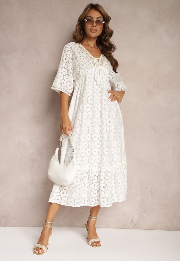 Renee - Biała Sukienka z Koronką i Dodatkiem Bawełny Wykończona Wiązaniem i Gumką w Talii Jasevia. Okazja: na co dzień. Kolor: biały. Materiał: koronka, bawełna. Wzór: koronka. Styl: casual
