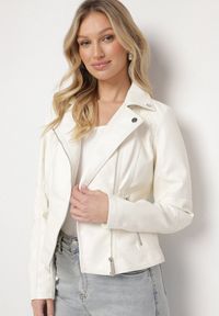 Born2be - Jasnobeżowa Kurtka Typu Ramoneska o Taliowanym Kroju z Kieszeniami Lorantha. Kolor: beżowy. Styl: klasyczny #1