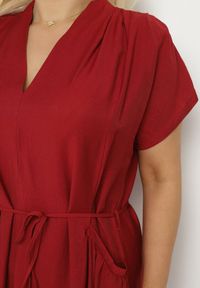 Born2be - Bordowa Wiskozowa Sukienka Pudełkowa z Cienkim Paskiem i Kieszeniami Lumivorae. Okazja: na co dzień. Kolekcja: plus size. Kolor: czerwony. Materiał: wiskoza. Typ sukienki: proste, dla puszystych. Styl: elegancki, casual #4