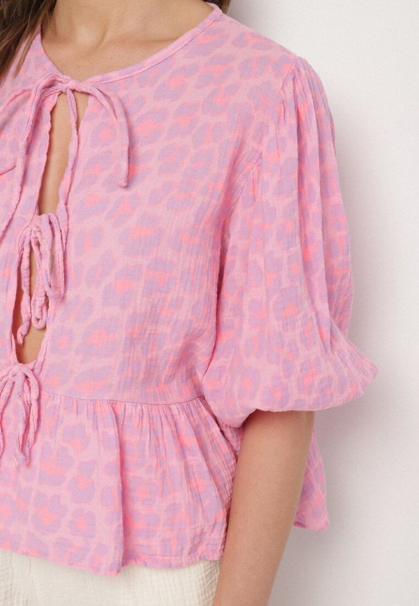 Born2be - Różowa Bawełniana Bluzka w Paski z Wiązaniem i Falbanką Regilla. Okazja: na co dzień. Typ kołnierza: kołnierz z falbankami. Kolor: różowy. Materiał: bawełna. Wzór: paski. Styl: casual, elegancki