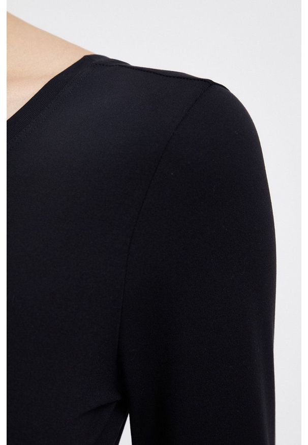 Spanx - Longsleeve modelujący SCOOP NECK LONG SLEEVES BODYSUIT. Kolor: czarny. Materiał: materiał