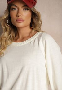 Renee - Jasnobeżowy Sweter Oversize Ozdobiony Szerokimi Ściągaczami Anittia. Okazja: na co dzień. Kolor: beżowy. Materiał: jeans. Wzór: aplikacja. Styl: klasyczny, casual #5