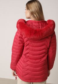 Born2be - Czerwona Pikowana Kurtka Przejściowa z Kapturem i Ściągaczami po Bokach Fezika. Okazja: na spacer, na co dzień. Typ kołnierza: kaptur. Kolor: czerwony. Materiał: futro, poliester, jeans. Styl: casual #5