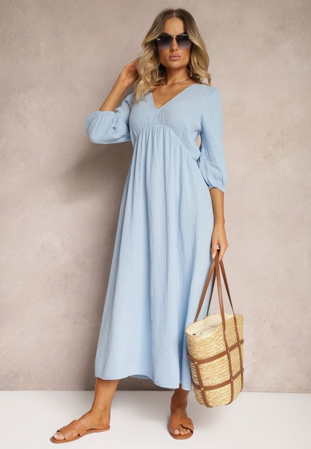 Renee - Jasnoniebieska Sukienka z Bawełny Ozdobiona Wiązaniem i Gumką w Pasie Wlarina. Typ kołnierza: dekolt w kształcie V. Kolor: niebieski. Materiał: bawełna. Wzór: aplikacja