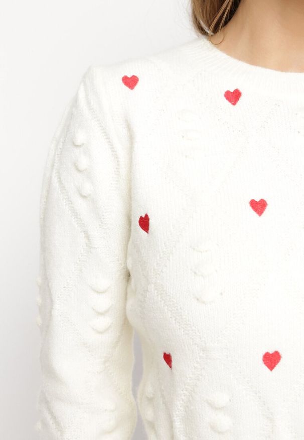 Born2be - Beżowy Sweter o Klasycznym Fasonie z Ozdobnym Haftem Aggela. Kolor: beżowy. Wzór: haft. Styl: klasyczny
