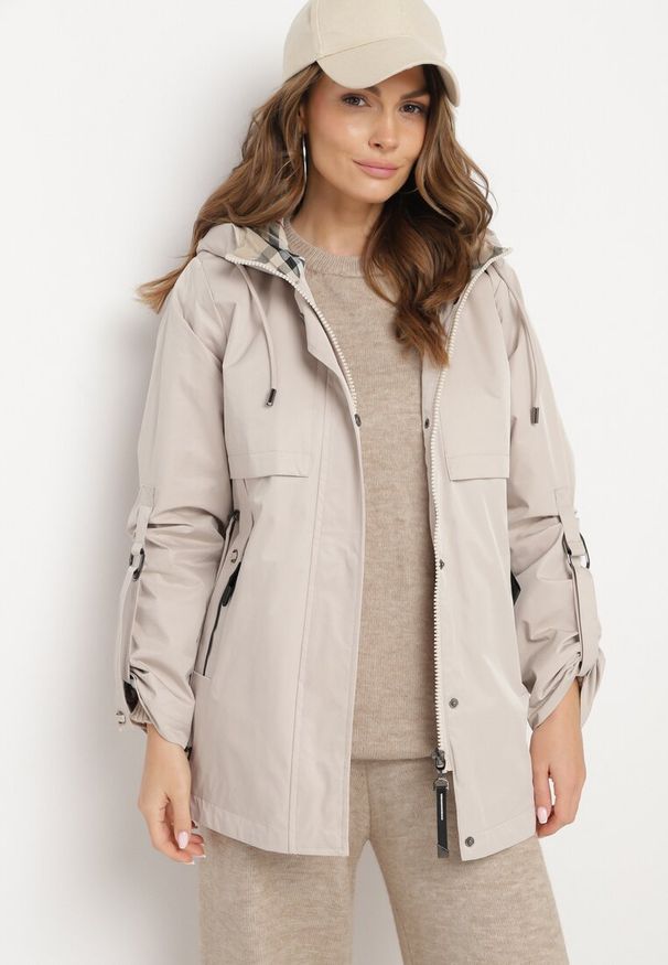 Born2be - Jasnobeżowa Kurtka Parka z Kapturem i Kieszeniami z Możliwością Ściągnięcia w Talii Kailisse. Typ kołnierza: kaptur. Kolor: beżowy. Materiał: tkanina