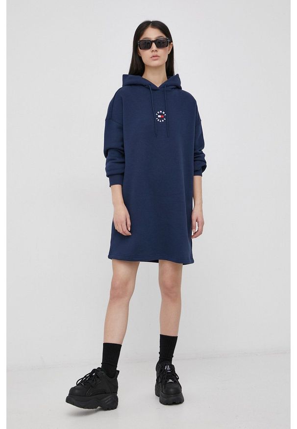 Tommy Jeans Sukienka kolor granatowy mini prosta. Okazja: na co dzień. Typ kołnierza: kaptur. Kolor: niebieski. Materiał: bawełna, dzianina. Wzór: gładki. Typ sukienki: proste. Styl: casual. Długość: mini