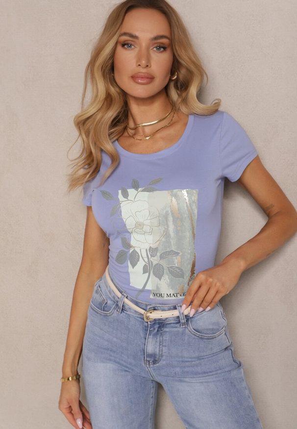 Renee - Jasnoniebieski Dopasowany T-shirt z Bawełny z Nadrukiem z Kwiatem Slerra. Okazja: na co dzień, na spacer. Kolor: niebieski. Materiał: bawełna. Wzór: kwiaty, nadruk. Styl: klasyczny, elegancki, casual