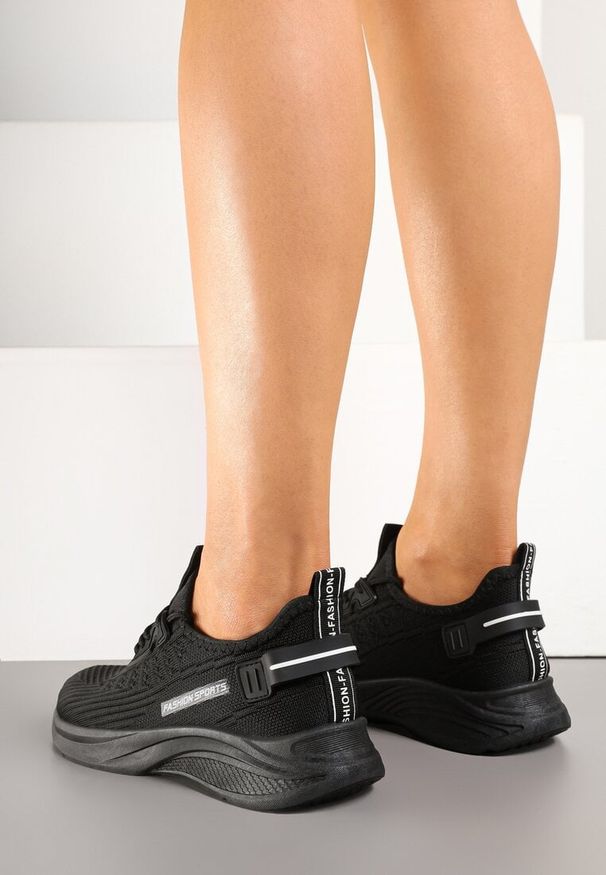 Born2be - Czarne Buty Sportowe Sneakersy z Napisami i Tłoczeniem Odalira. Okazja: na co dzień, na spacer. Kolor: czarny. Materiał: jeans. Wzór: napisy. Sport: turystyka piesza