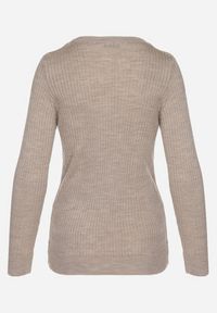 Born2be - Ciemnobeżowy Sweter z Trójkątnym Dekoltem z Prążkowanej Dzianiny Derige. Okazja: na co dzień. Kolor: beżowy. Materiał: dzianina, prążkowany. Styl: casual #4