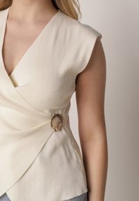 Born2be - Beżowa Bluzka z Wiskozą Kopertowym Dekoltem i Metalową Klamrą z Boku Sanviel. Kolor: beżowy. Materiał: wiskoza #5