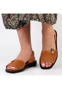 Suzana - Brązowe skórzane sandały damskie IZZY 049 TAN. Kolor: brązowy. Materiał: skóra